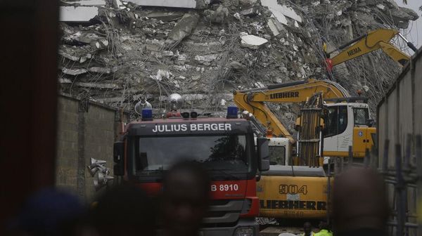 Tewaskan 20 Orang, Korban Apartemen Runtuh di Nigeria Dievakuasi