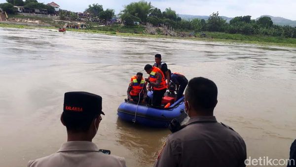 Tim SAR Cari Korban Perahu Tenggelam di Bengawan Solo