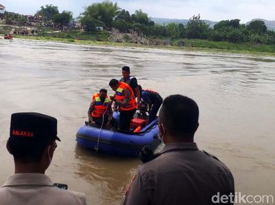 Tim SAR Cari Korban Perahu Tenggelam di Bengawan Solo