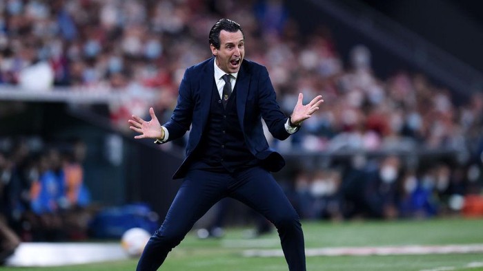 BILBAO, SPAIN - OCTOBER 23: Unai Emery, Head Coach of Villarreal CF reacts during the LaLiga Santander match between Athletic Club and Villarreal CF at San Mames Stadium on October 23, 2021 in Bilbao, Spain. (Photo by Juan Manuel Serrano Arce/Getty Images)