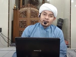 Kata Ustaz: Heboh Pernyataan Ade Armando soal Salat 5 Waktu Tak Ada dalam Al Quran