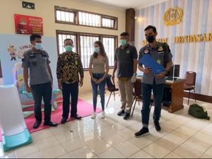 FBI Kawal Ketat Deportasi WN AS Pembunuh Ibu Kandung dalam Koper di Bali FBI Kawal Ketat Deportasi WN AS Pembunuh Ibu Kandung dalam Koper di Bali