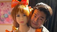 10 Foto Pria yang Tunangan dengan Boneka Seks, Ngaku Tak Pernah Bercinta