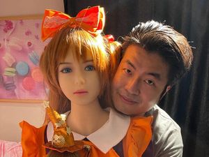 10 Foto Pria yang Tunangan dengan Boneka Seks, Ngaku Tak Pernah Bercinta 10 Foto Pria yang Tunangan dengan Boneka Seks, Ngaku Tak Pernah Bercinta