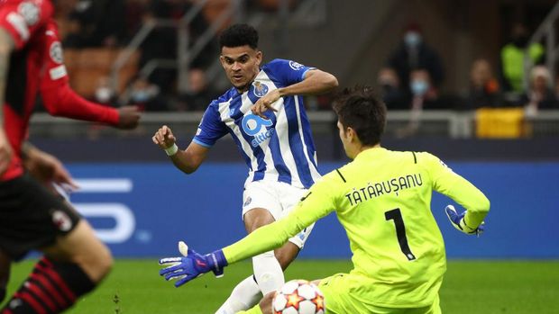 MILAN, ITALY - NOVEMBER 03: Luis Diaz of FC Porto scores their team's first goal past Ciprian Tatarusanu of AC Milan during the UEFA Champions League group B match between AC Milan and FC Porto at Giuseppe Meazza Stadium on November 03, 2021 in Milan, Italy. (Photo by Marco Luzzani/Getty Images)