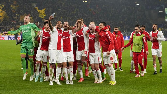 ajax amsterdam liga champions Ajax players celebrate at the end of the Champions League group C soccer match between Borussia Dortmund and Ajax Amsterdam in Dortmund, Germany, Wednesday, Nov. 3, 2021. Ajax won 3:1. (AP Photo/Martin Meissner)