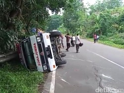 Ambulans Pembawa Jenazah Terbalik di Cianjur, Sopir Luka Ringan