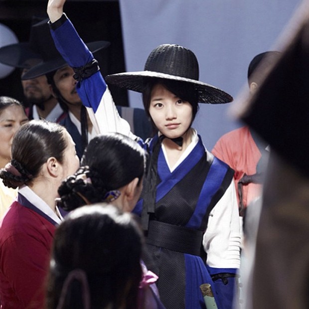 Bae Suzy/ Foto : instagram.com/gufamilybook_