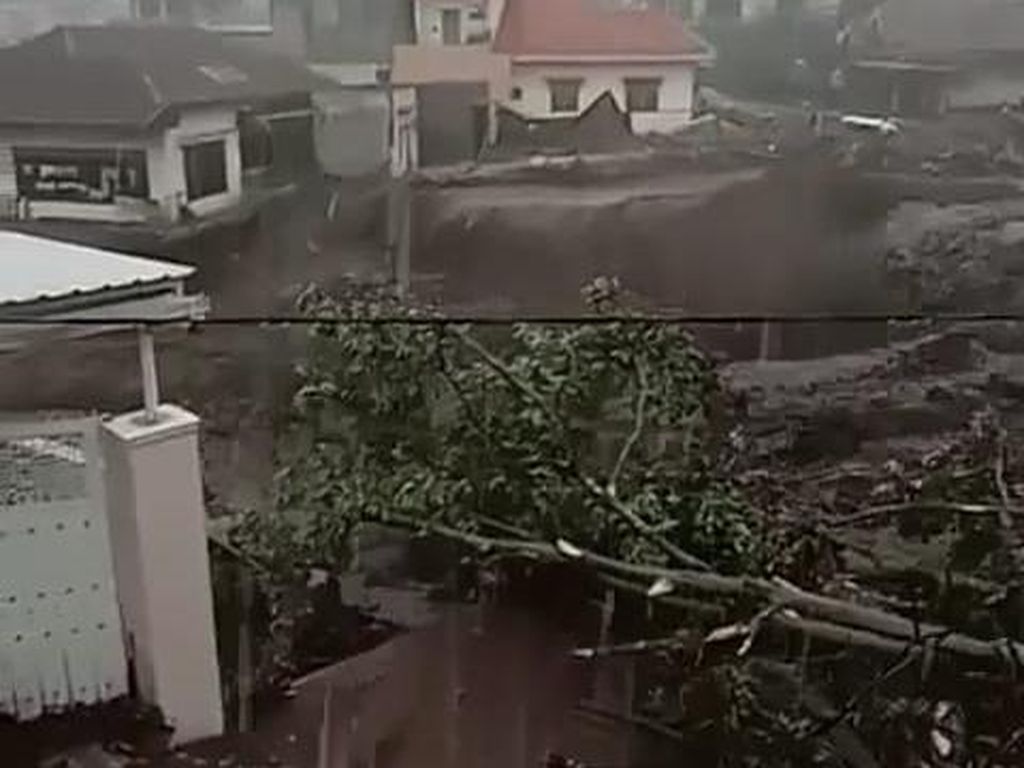 Banjir Bandang di Kota Batu Bawa Material Lumpur, Pasir dan Kayu