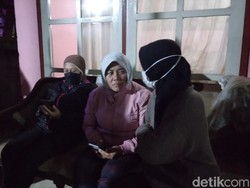Terjebak Banjir Bandang, Ibu dan Anak Ini Berjalan di Genting 3 Rumah Warga