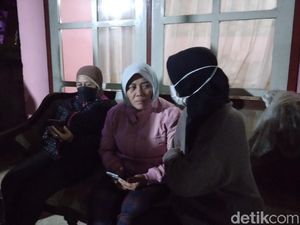 Terjebak Banjir Bandang, Ibu dan Anak Ini Berjalan di Genting 3 Rumah Warga Terjebak Banjir Bandang, Ibu dan Anak Ini Berjalan di Genting 3 Rumah Warga