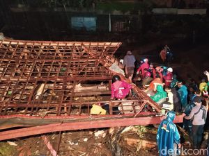 Bapak-Anak Dilaporkan Terpendam Rumah Ambruk Akibat Banjir Bandang Kota Batu