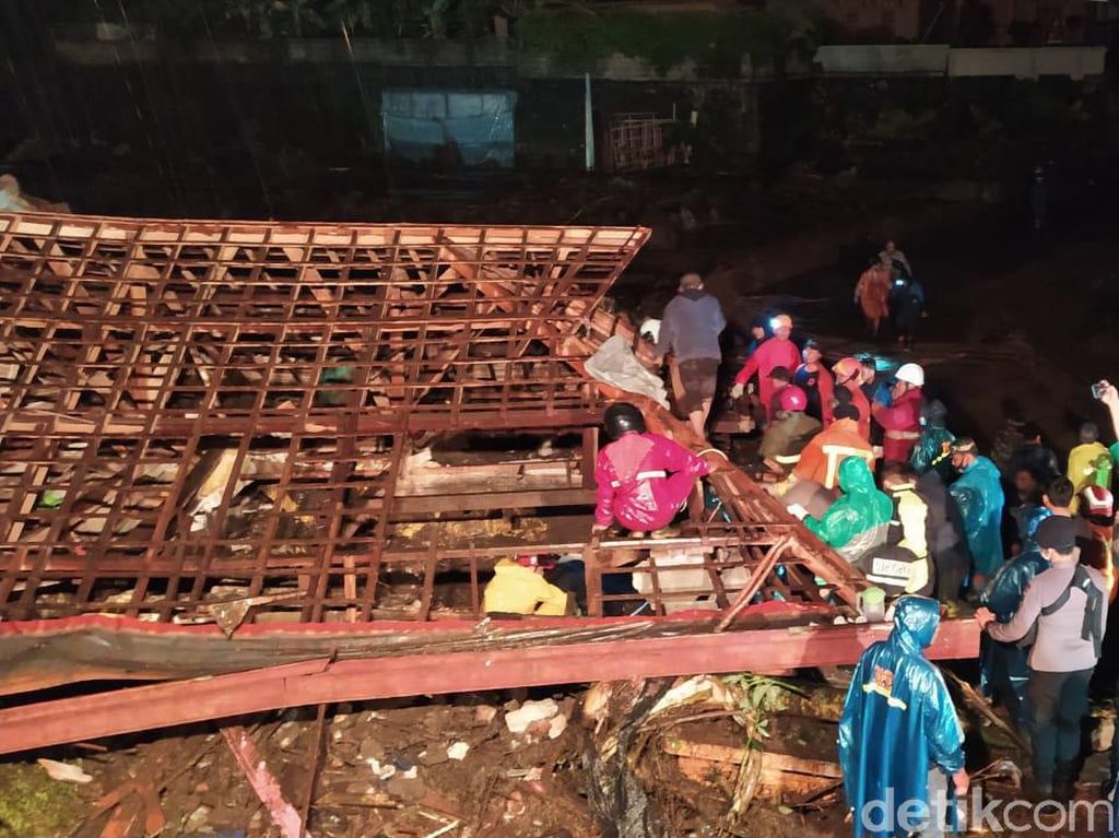 Bapak-Anak Dilaporkan Terpendam Rumah Ambruk Akibat Banjir Bandang Kota Batu