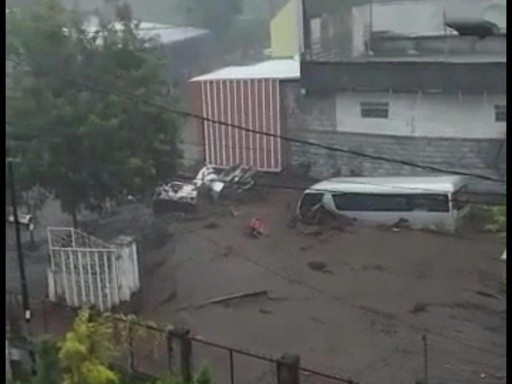 Banjir Bandang Terjang Kota Batu dan Sungai Meluap di Malang Banjir Bandang Terjang Kota Batu dan Sungai Meluap di Malang