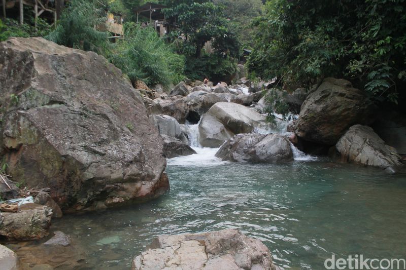 Bermain Air Di Segarnya Aliran Sungai Curug Leuwi Hejo