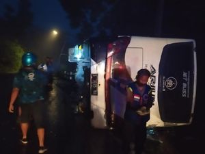 Bus Rombongan Guru Pesantren Terguling di Jalur Wisata Pacet
