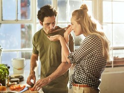 Viral Prank Suami Cicip Masakan Istri, Ini Cara Komentari Masakan Istri Menurut Islam