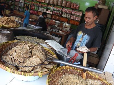 Curhat Pedagang Gorengan di Bandung soal Harga Minyak Goreng Curah
