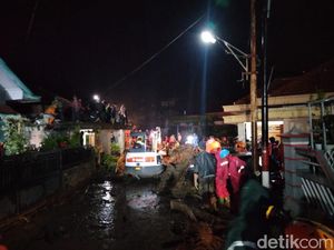 Cerita Warga Panjat Atap Selamatkan Diri dari Banjir Bandang Kota Batu Cerita Warga Panjat Atap Selamatkan Diri dari Banjir Bandang Kota Batu