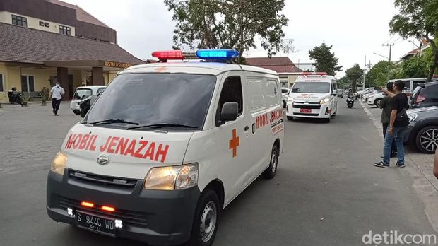 Jenazah Vanessa Angel dan suaminya, Bibi Ardiansyah, tiba di RS Bhayangkara Polda Jatim, Surabaya, Kamis (4/11/2021).