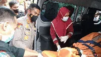 Detik-detik Jenazah Vanessa dan Suami Tiba di RS Bhayangkara Polda Jatim