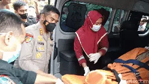 Detik-detik Jenazah Vanessa dan Suami Tiba di RS Bhayangkara Polda Jatim