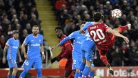 Terjangan kaki Diogo Jota sedemikian tinggi saat berebut bola. (Foto: AFP/OLI SCARFF)