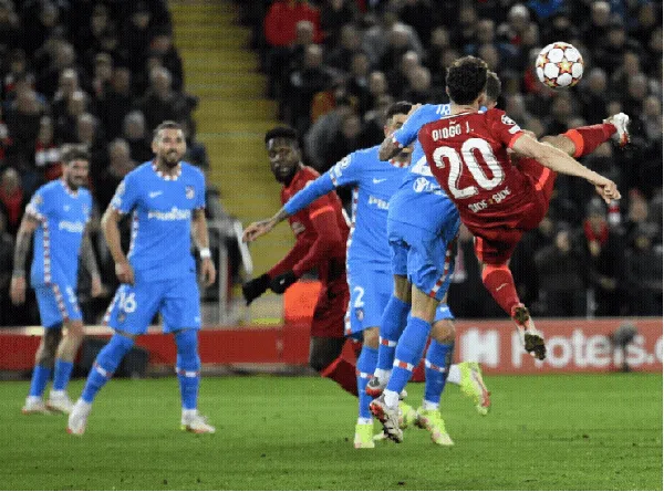 Lihat Lagi Tendangan Kungfu Diogo Jota ke Muka Trippier