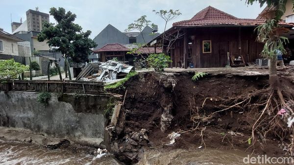 Foto-foto Rumah 2 Lantai di Bandung Ambruk Dihantam Aliran Sungai Cibereum