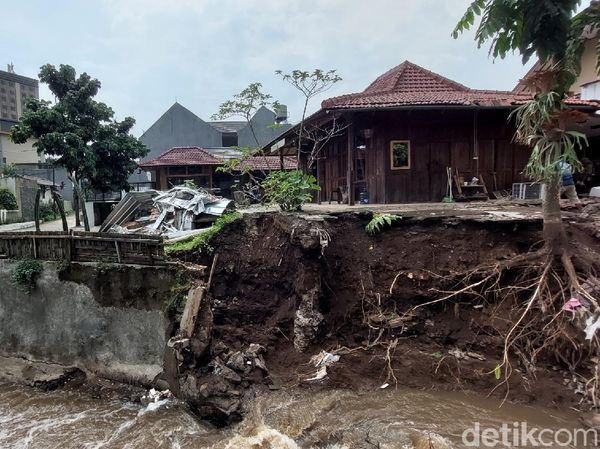 Foto-foto Rumah 2 Lantai di Bandung Ambruk Dihantam Aliran Sungai Cibereum