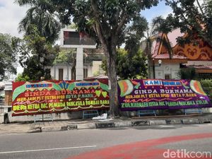 DPRD Pekanbaru Banjir Karangan Bunga di Tengah Gejolak Pemberhentian Ketua