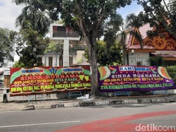 DPRD Pekanbaru Banjir Karangan Bunga di Tengah Gejolak Pemberhentian Ketua