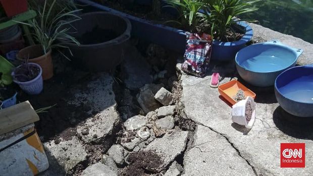 Kondisi jalan dan bangunan rumah roboh di Desa Sawai, Kecamatan Seram Utara Maluku Tengah,  akibat guncangan gempa magnitudo 5,9, Kamis, (4/11). (CNN Indonesia/Said)
