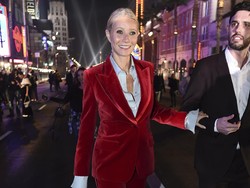 Gwyneth Paltrow Ulang Gaya Ikonis 25 Tahun Lalu di Show Gucci, Tetap Kece!