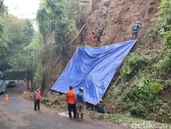 Bus-Truk Maksa Lewat Jalan Kolonel Masturi Diterjang Longsor Akan Ditilang