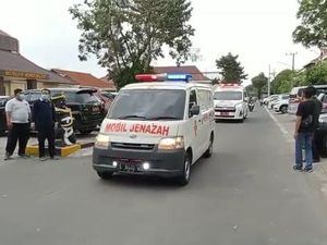 Jenazah Vanessa Angel dan Suaminya Tiba di RS Bhayangkara Polda Jatim Jenazah Vanessa Angel dan Suaminya Tiba di RS Bhayangkara Polda Jatim