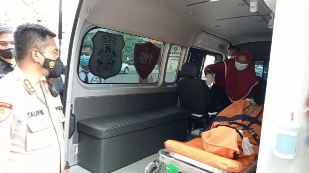 Jenazah Vanessa Angel dan suaminya, Bibi Ardiansyah tiba di RS Bhayangkara Polda Jatim Surabaya. Jenazah sedang diautopsi di kamar jenazah.
