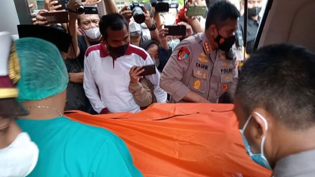 Jenazah Vanessa Angel dan suaminya, Bibi Ardiansyah tiba di RS Bhayangkara Polda Jatim Surabaya. Jenazah sedang diautopsi di kamar jenazah.