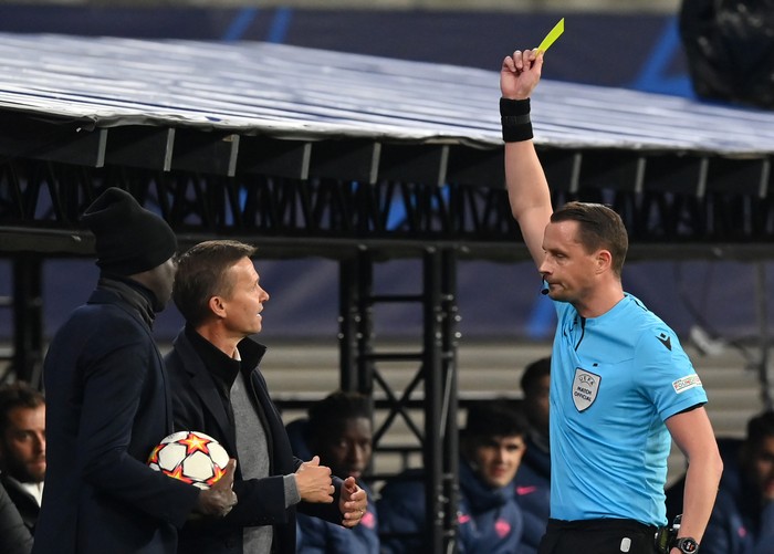 LEIPZIG, GERMANY - NOVEMBER 03: Jesse Marsch, Head Coach of RB Leipzig receives a yellow card from match referee Andreas Ekberg  during the UEFA Champions League group A match between RB Leipzig and Paris Saint-Germain at Red Bull Arena on November 03, 2021 in Leipzig, Germany. (Photo by Stuart Franklin/Getty Images)