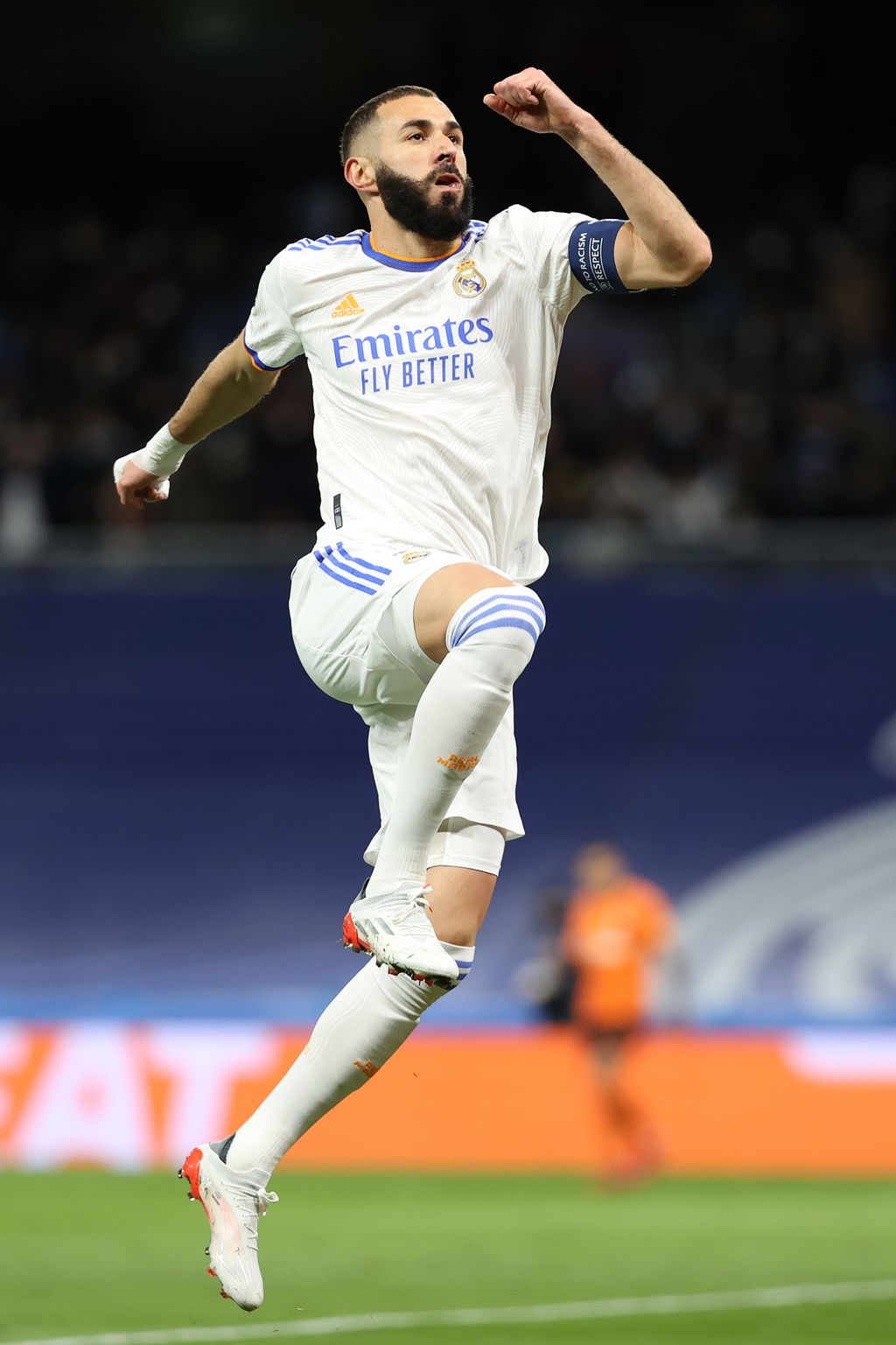MADRID, SPAIN - NOVEMBER 03: Karim Benzema of Real Madrid celebrates after scoring their team's first goal during the UEFA Champions League group D match between Real Madrid and Shakhtar Donetsk at Estadio Santiago Bernabeu on November 03, 2021 in Madrid, Spain. (Photo by Gonzalo Arroyo Moreno/Getty Images)