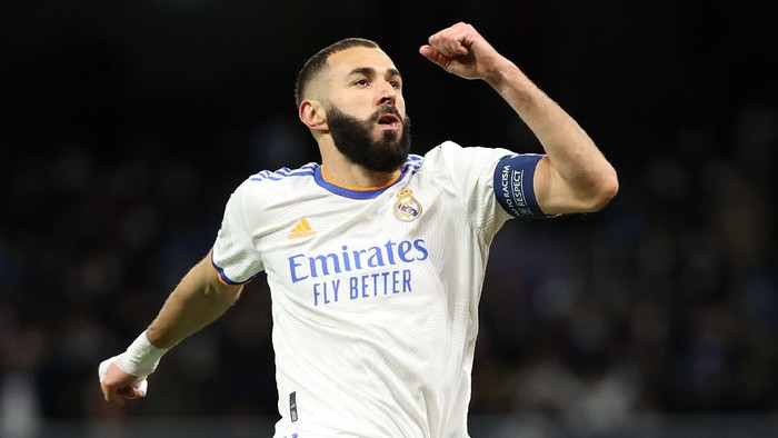 MADRID, SPAIN - NOVEMBER 03: Karim Benzema of Real Madrid celebrates after scoring their teams first goal during the UEFA Champions League group D match between Real Madrid and Shakhtar Donetsk at Estadio Santiago Bernabeu on November 03, 2021 in Madrid, Spain. (Photo by Gonzalo Arroyo Moreno/Getty Images)