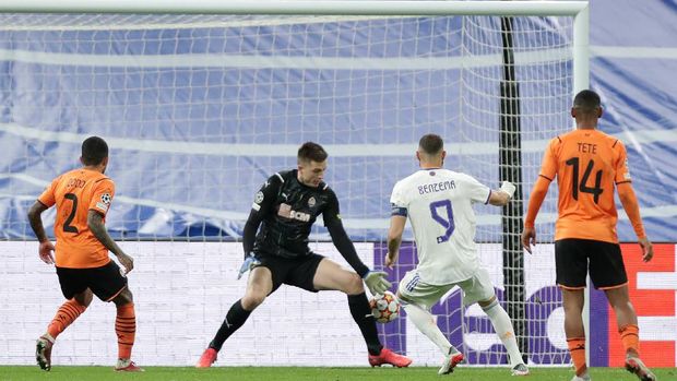 MADRID, SPAIN - NOVEMBER 03: Karim Benzema of Real Madrid scores their team's second goal during the UEFA Champions League group D match between Real Madrid and Shakhtar Donetsk at Estadio Santiago Bernabeu on November 03, 2021 in Madrid, Spain. (Photo by Gonzalo Arroyo Moreno/Getty Images)