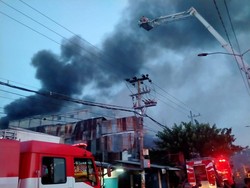 Gudang Manekin dan Piala di Surabaya Ludes Terbakar
