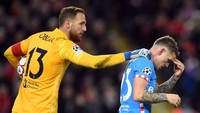 Kiper Atletico Jan Oblak memeriksa kondisi Trippier. (Foto: AFP/OLI SCARFF)