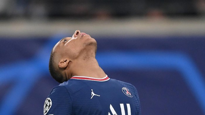 LEIPZIG, GERMANY - NOVEMBER 03: Kylian Mbappe of Paris Saint-Germain reacts during the UEFA Champions League group A match between RB Leipzig and Paris Saint-Germain at Red Bull Arena on November 03, 2021 in Leipzig, Germany. (Photo by Stuart Franklin/Getty Images)