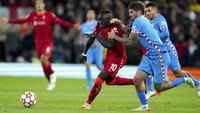 Unggul jumlah pemain, Liverpool menggempur pertahanan Atletico di sisa waktu sebelum masa jeda. AP Photo/Jon Super.