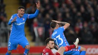 Trippier sontak kesakitan memegang area wajah yang habis kena tendangan kungfu Jota. (Foto: Getty Images/Laurence Griffiths)