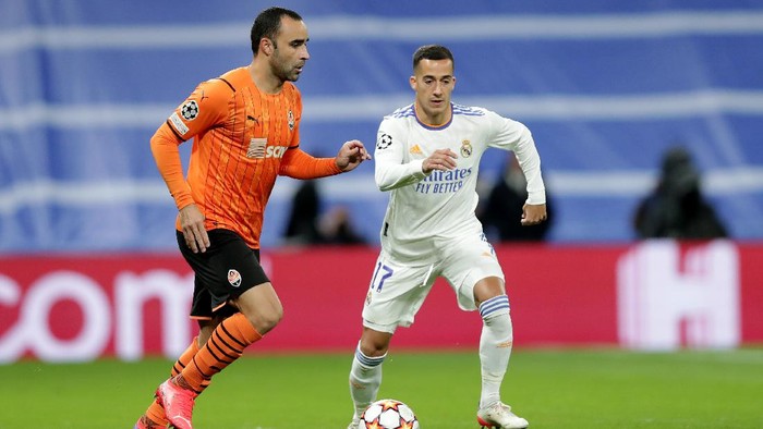 MADRID, SPAIN - NOVEMBER 03: Ismaily of Shakhtar Donetsk is closed down by Lucas Vazquez of Real Madrid during the UEFA Champions League group D match between Real Madrid and Shakhtar Donetsk at Estadio Santiago Bernabeu on November 03, 2021 in Madrid, Spain. (Photo by Gonzalo Arroyo Moreno/Getty Images)