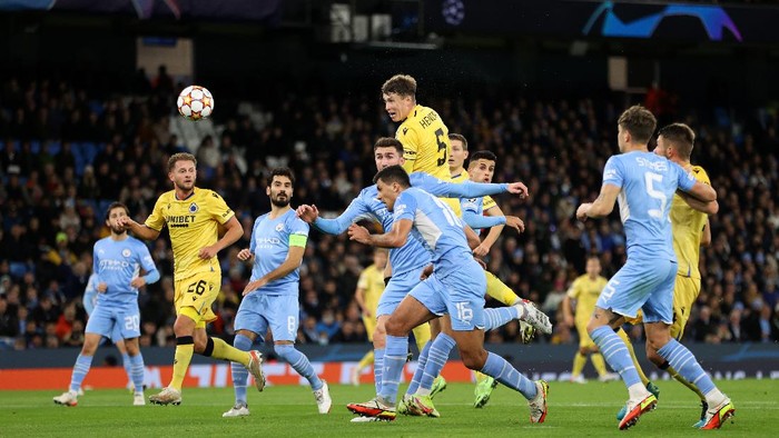 MANCHESTER, ENGLAND - NOVEMBER 03: Jack Hendry of Club Brugge heads the ball during the UEFA Champions League group A match between Manchester City and Club Brugge KV at Etihad Stadium on November 03, 2021 in Manchester, England. (Photo by Clive Brunskill/Getty Images)