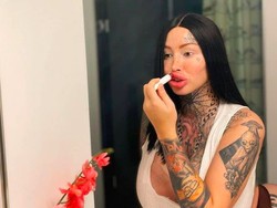 Punya Payudara Terlalu Besar, Wanita Ini Ngaku Diusir dari Pesawat